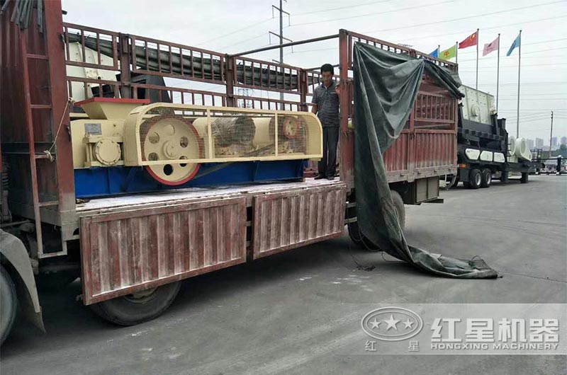 小型對輥制砂機(jī)發(fā)貨 小型對輥制砂機(jī)發(fā)貨