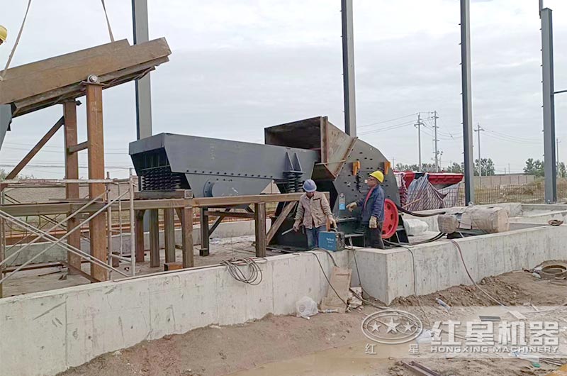 紅星錘式破碎機安裝現(xiàn)場 紅星錘式破碎機安裝現(xiàn)場