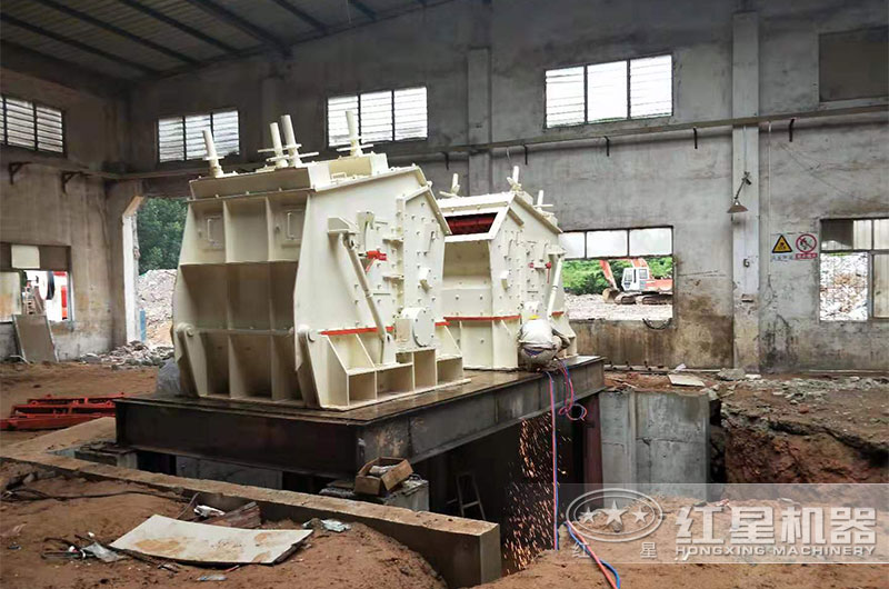 反擊破碎機(jī)現(xiàn)場 反擊破碎機(jī)現(xiàn)場