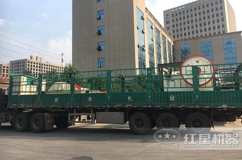 紅星機(jī)器廠家發(fā)貨顎式破碎機(jī)一臺(tái) 紅星機(jī)器廠家發(fā)貨顎式破碎機(jī)一臺(tái)