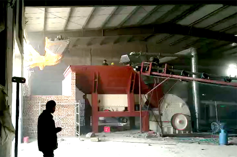 重錘式破碎機(jī)粉碎廢料現(xiàn)場(chǎng) 重錘式破碎機(jī)粉碎廢料現(xiàn)場(chǎng)