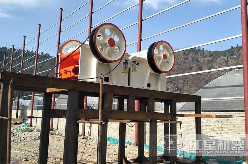 采用鋼結(jié)構(gòu)支撐的顎式破碎機(jī)現(xiàn)場 采用鋼結(jié)構(gòu)支撐的顎式破碎機(jī)現(xiàn)場
