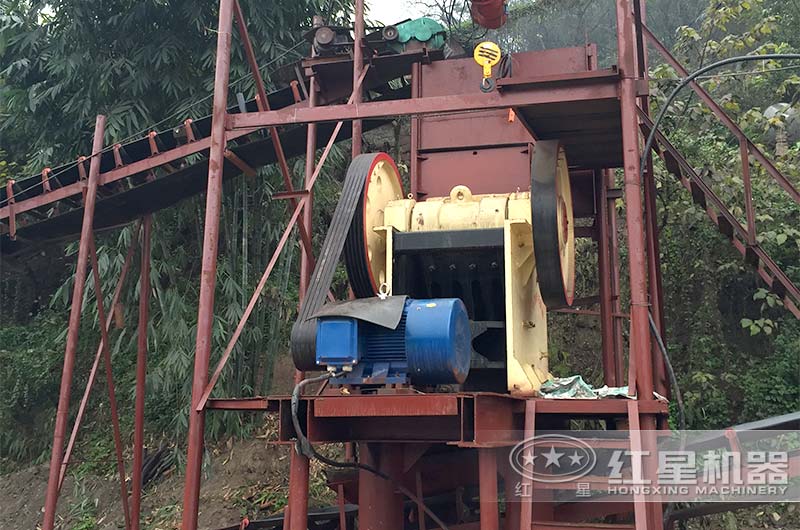 69顎式破碎機(jī)現(xiàn)場(chǎng)實(shí)拍 69顎式破碎機(jī)現(xiàn)場(chǎng)實(shí)拍