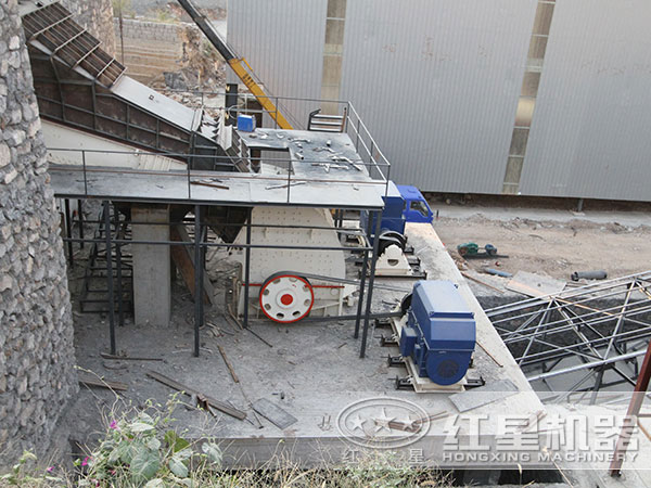 安裝、調(diào)試好投入生產(chǎn)的重錘頭破碎機(jī)