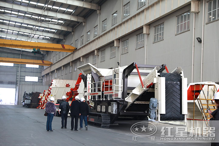 客戶(hù)到廠(chǎng)參觀車(chē)載式破碎機(jī)