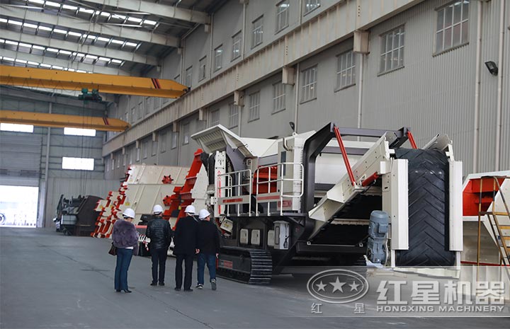 客戶(hù)到廠參觀移動(dòng)式砂石生產(chǎn)線(xiàn)設(shè)備