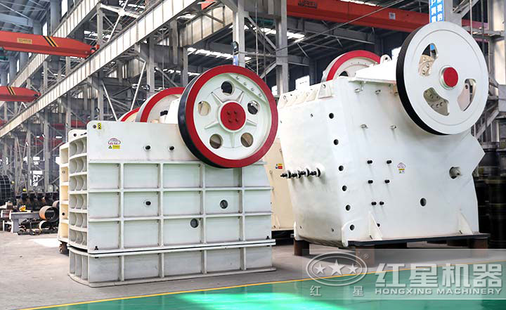 顎式破碎機(jī)實(shí)拍圖，型號(hào)多樣，價(jià)格在10-80萬(wàn)之間