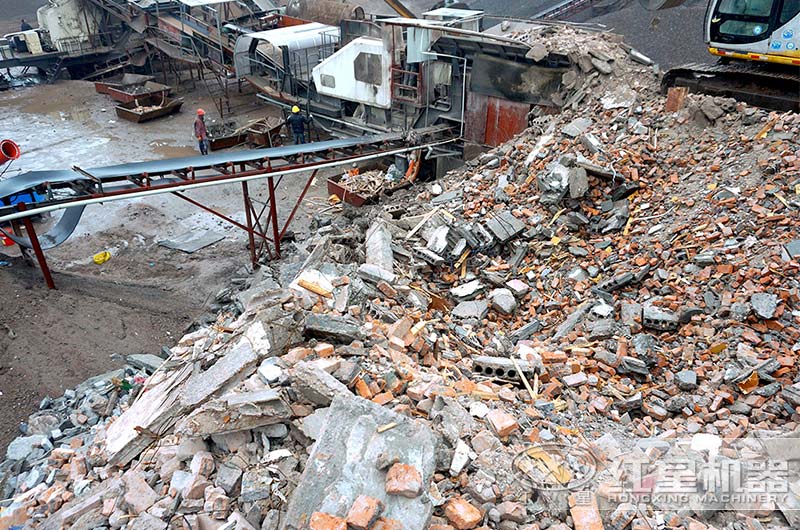 磚石建筑垃圾破碎現(xiàn)場(chǎng)