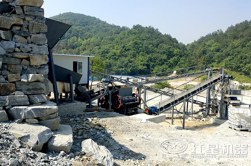 顎式細破碎機破碎現(xiàn)場，搭配制砂機使用
